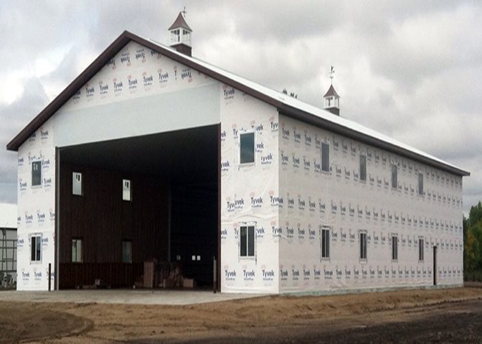 Agricultural Building with Reinforced Metal Structure and Wide Doors